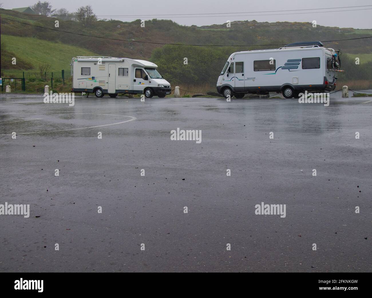 Case a motore o camper parcheggiate durante la tempesta della pioggia, Tragumna, Irlanda Foto Stock