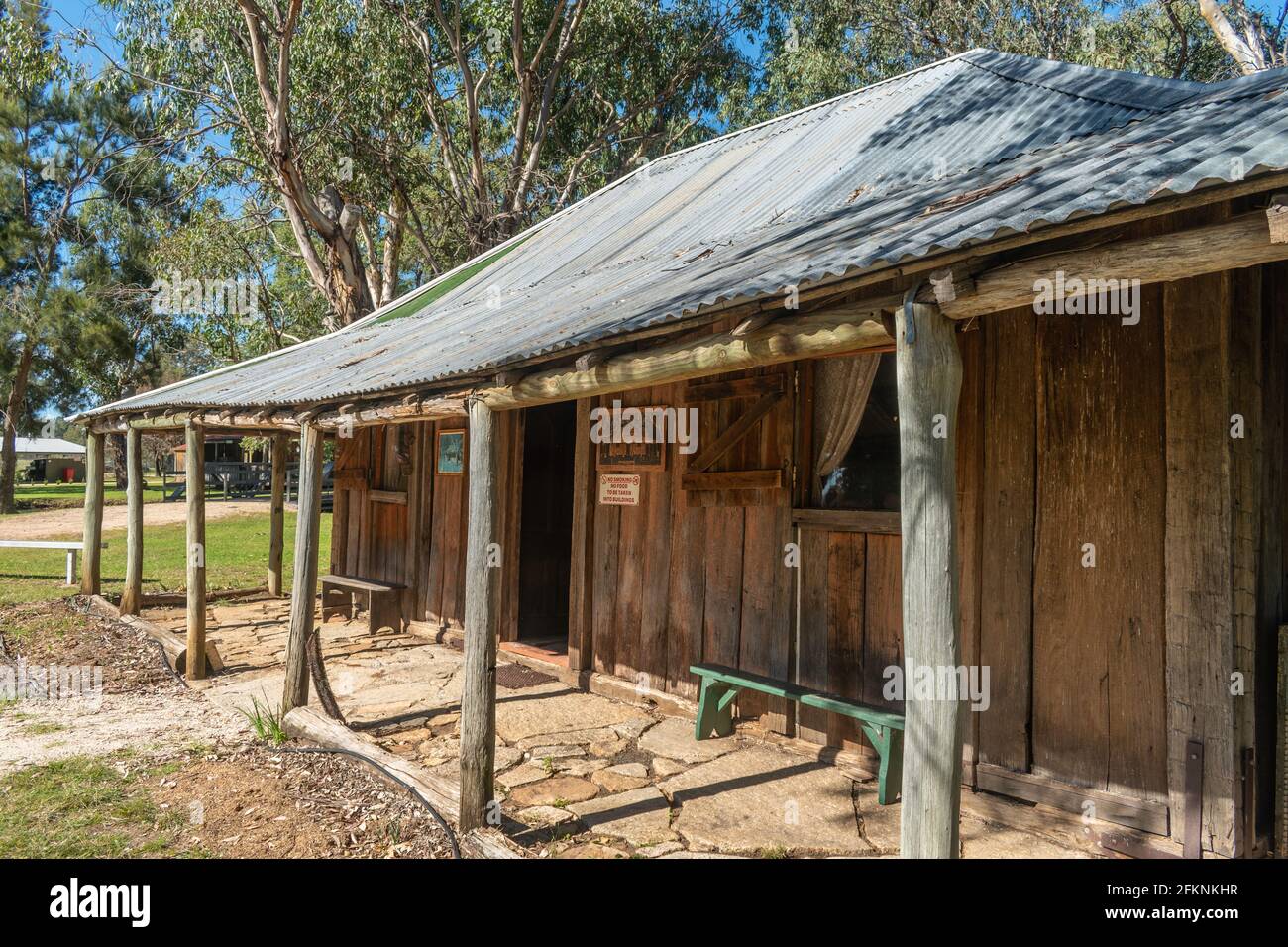 Dimora storica di contadini conservata nel Pioneer Village, Inverell, nuovo Galles del Sud, Australia Foto Stock