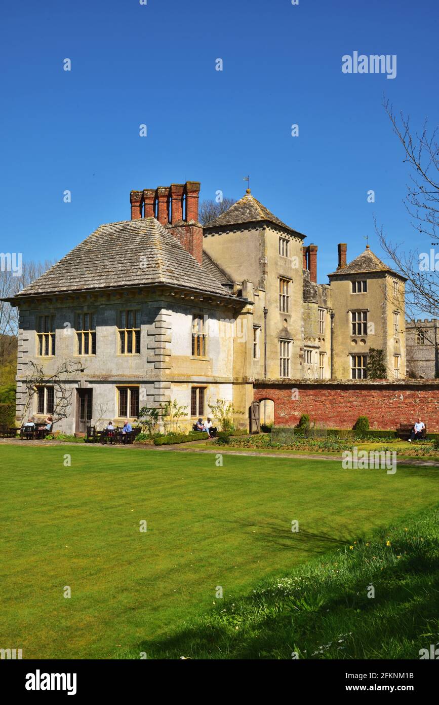 Cranborne Manor House. Questa casa signorile elisabettiana presenta come Manderley nella produzione televisiva Netflix del 2020 del romanzo di Daphne du Maurier "Rebecca". Foto Stock