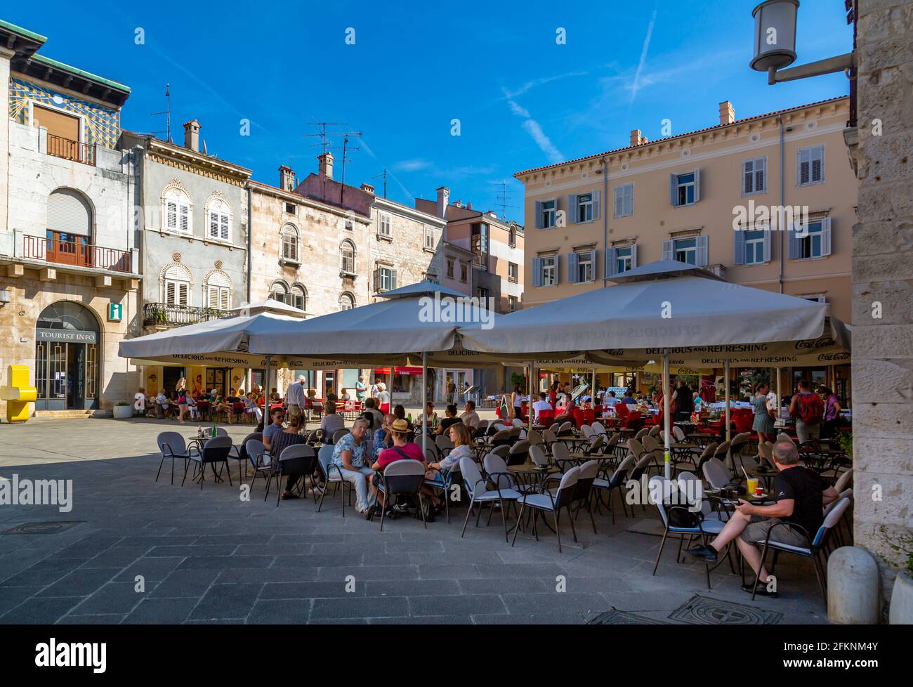 Croazia, Istria, Pola, Ristorante in Piazza Forum nella città vecchia Foto  stock - Alamy
