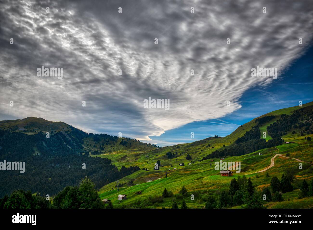 Paesaggio della Val Gardena, vicino al famoso Monte Seceda nelle Dolomiti Foto Stock