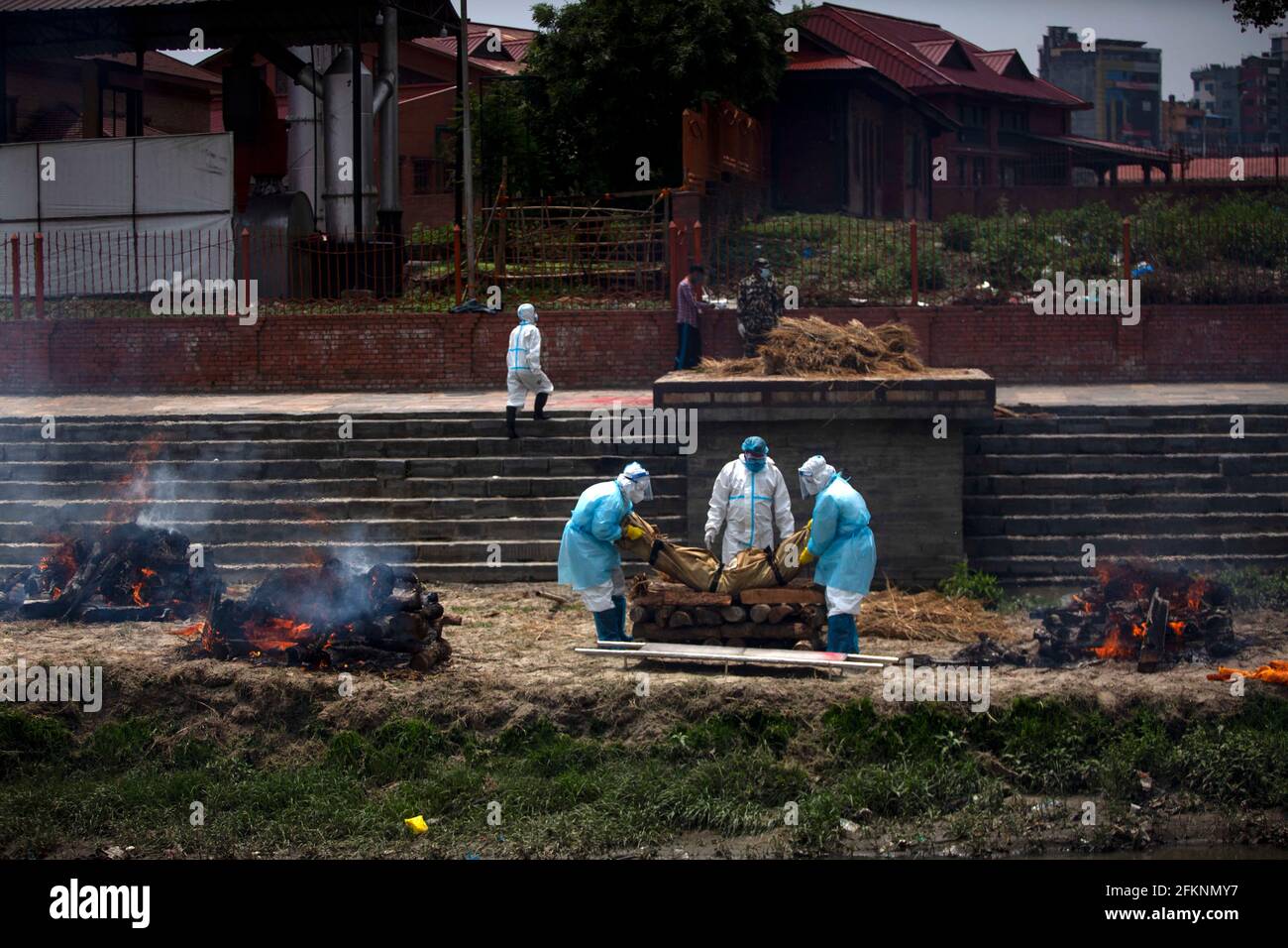 Kathmandu, Nepal. 3 maggio 2021. Lavoratori vittime di crematori che sono morti dal COVID-19 al crematorio del tempio di Pashupatinath a Kathmandu, Nepal, 3 maggio 2021. Credit: Sulav Shrestha/Xinhua/Alamy Live News Foto Stock