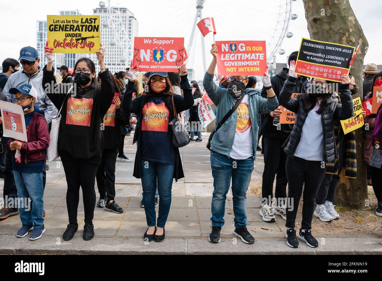 Londra, Regno Unito. 2 maggio 2021. La protesta globale del Myanmar contro il governo militare del Myanmar e a favore del governo di unità nazionale Foto Stock