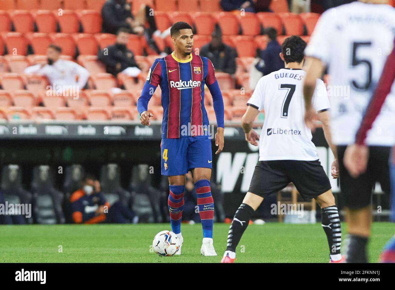 Ronald Araujo del FC Barcellona durante la partita di calcio del campionato spagnolo la Liga tra Valencia CF e FC Barcellona il 2 maggio 2021 all'Estadio de Mestalla a Valencia, Spagna - Foto Maria Jose Segovia / Spagna DPPI / DPPI / LiveMedia Foto Stock