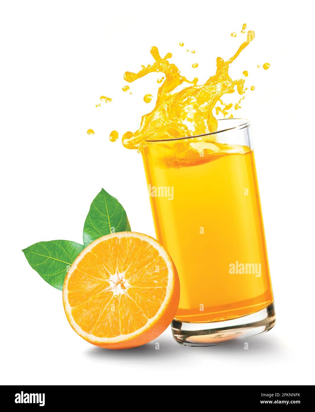 Il succo d'arancia fuoriesce dal bicchiere con la frutta arancione sfondo bianco Foto Stock