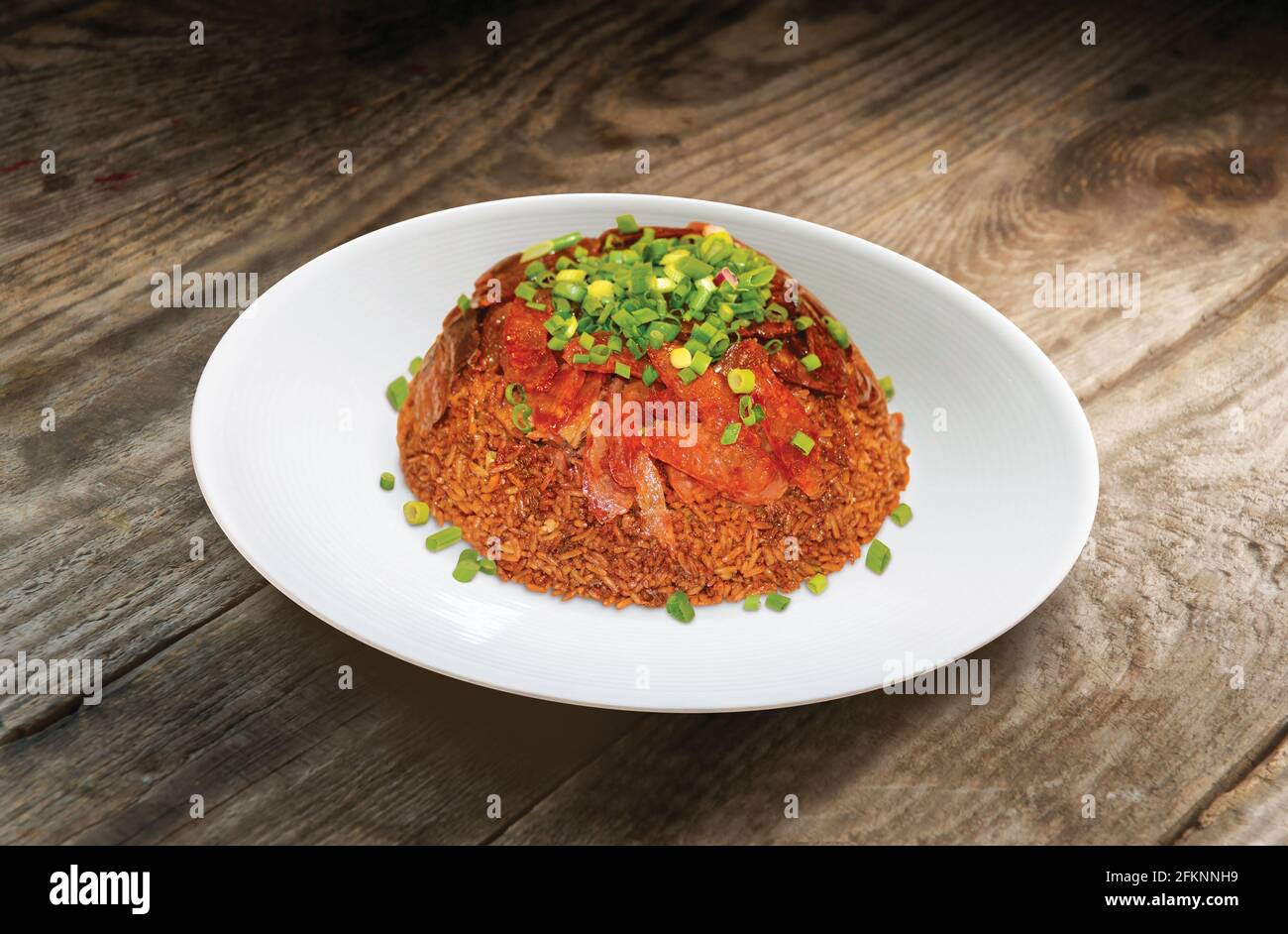 Riso al vapore in stile asiatico con salsiccia e anatra cinesi conservate carne Foto Stock