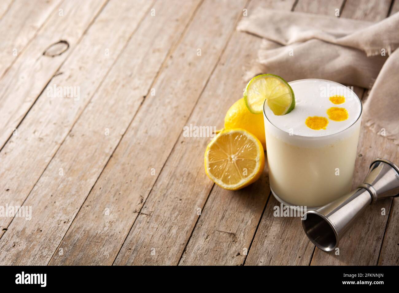 Cocktail Pisco sour su tavolo di legno. Cocktail peruviano tradizionale Foto Stock