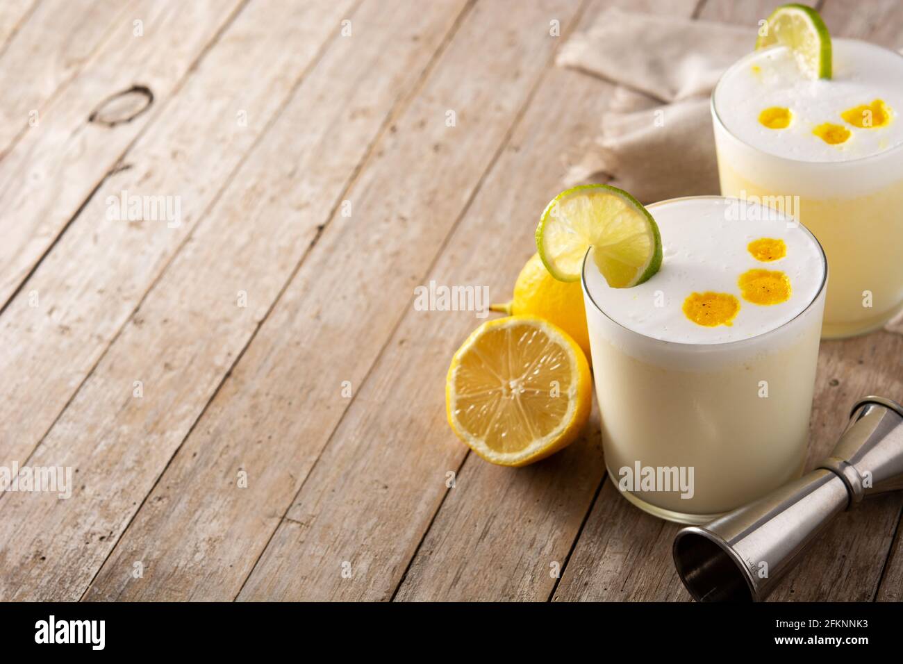 Cocktail Pisco sour su tavolo di legno. Cocktail peruviano tradizionale Foto Stock