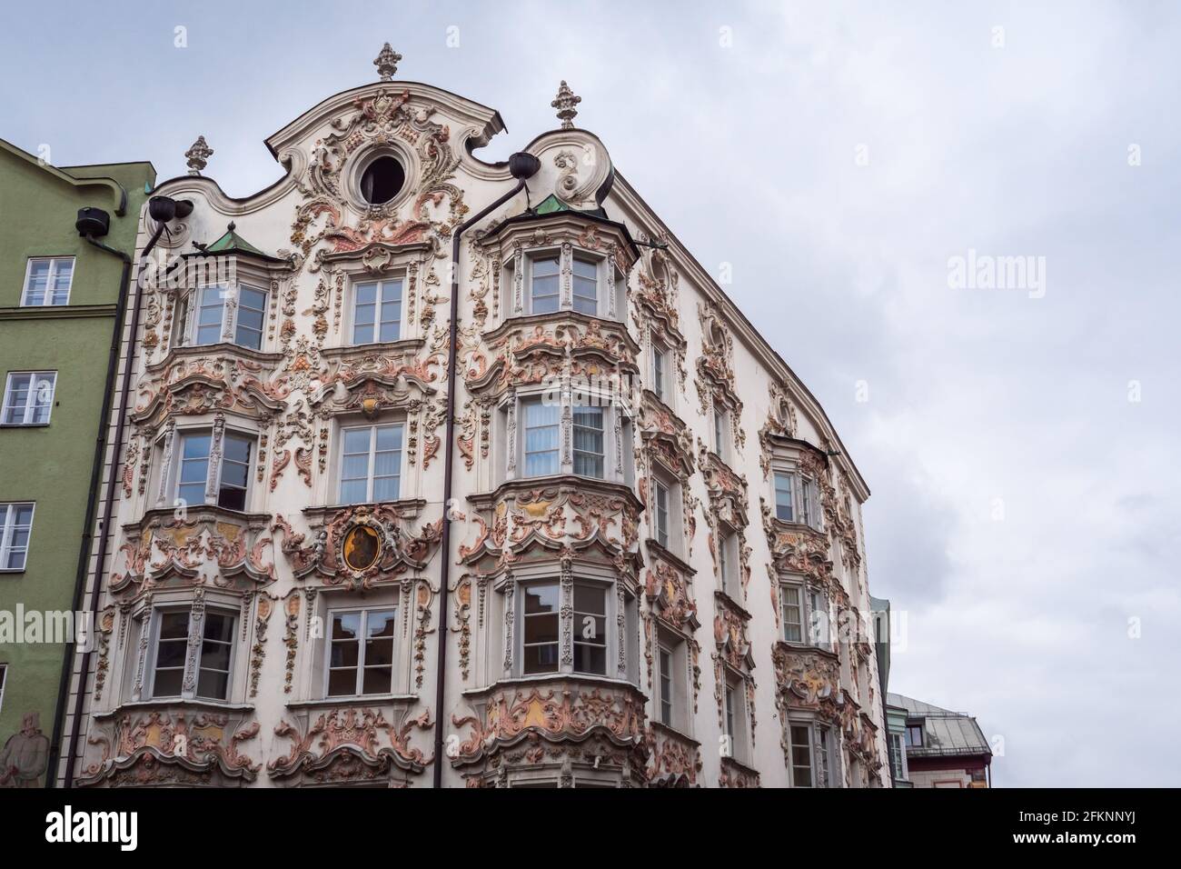 Hoelblinghaus o Hoelbing House a Herzog Friedrich Strasse, un edificio barocco facciata o esterno a Innsbruck, Tirolo, Austria Foto Stock