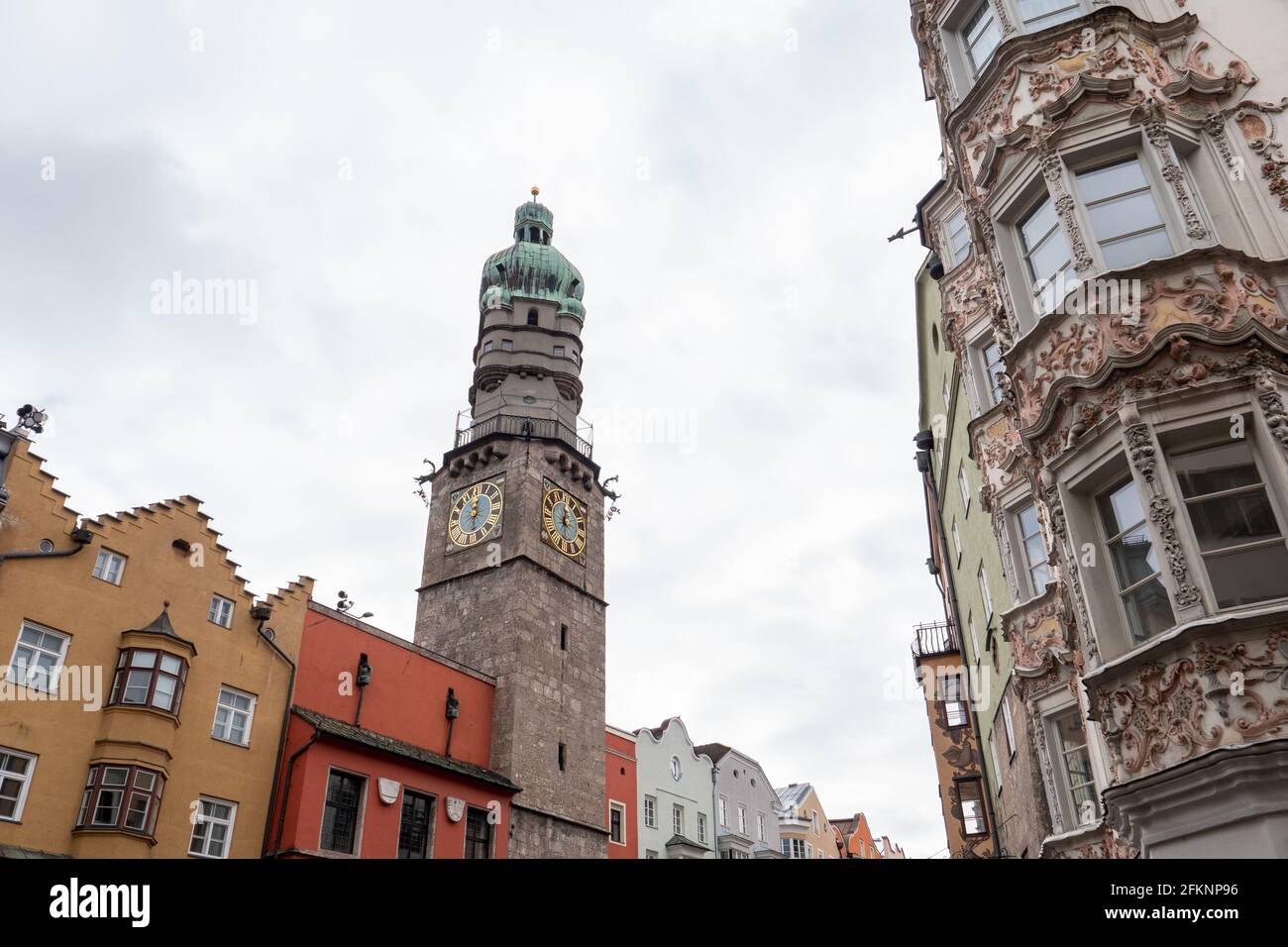 Il vecchio municipio chiamato Altes Rathaus a Innsbruck, Tirolo, Austria, con la Torre Gotica chiamata Stadtturm in via Herzog Friedrich Foto Stock