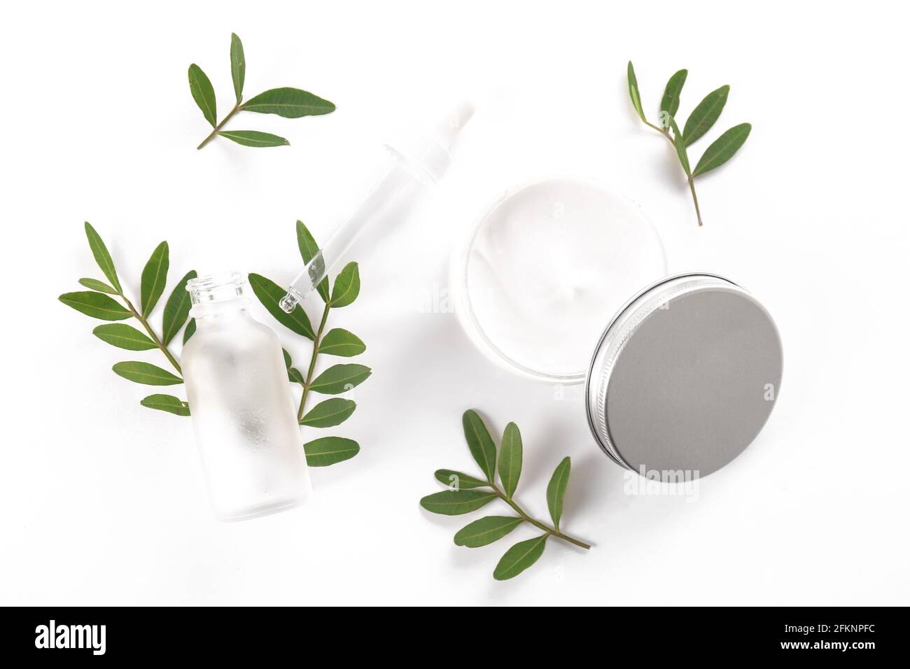 Crema viso idratante per la cura della pelle per la guarigione complicata tipo di pelle disturbata in un vaso aperto con texture visibile. Copia spazio, primo piano, sfondo Foto Stock