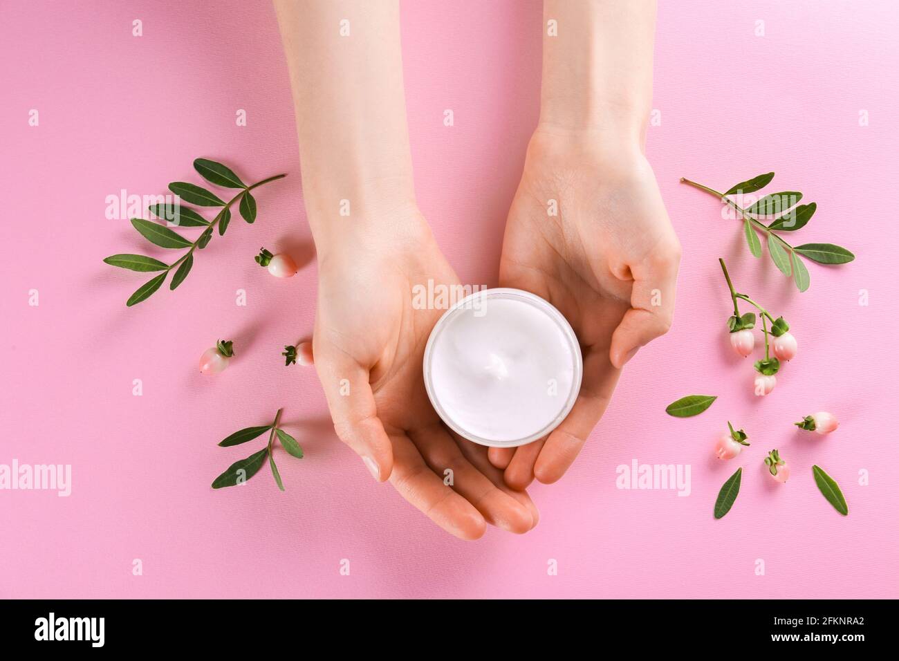 Crema viso idratante per la cura della pelle per la guarigione complicata tipo di pelle disturbata in un vaso aperto con texture visibile. Copia spazio, primo piano, sfondo Foto Stock