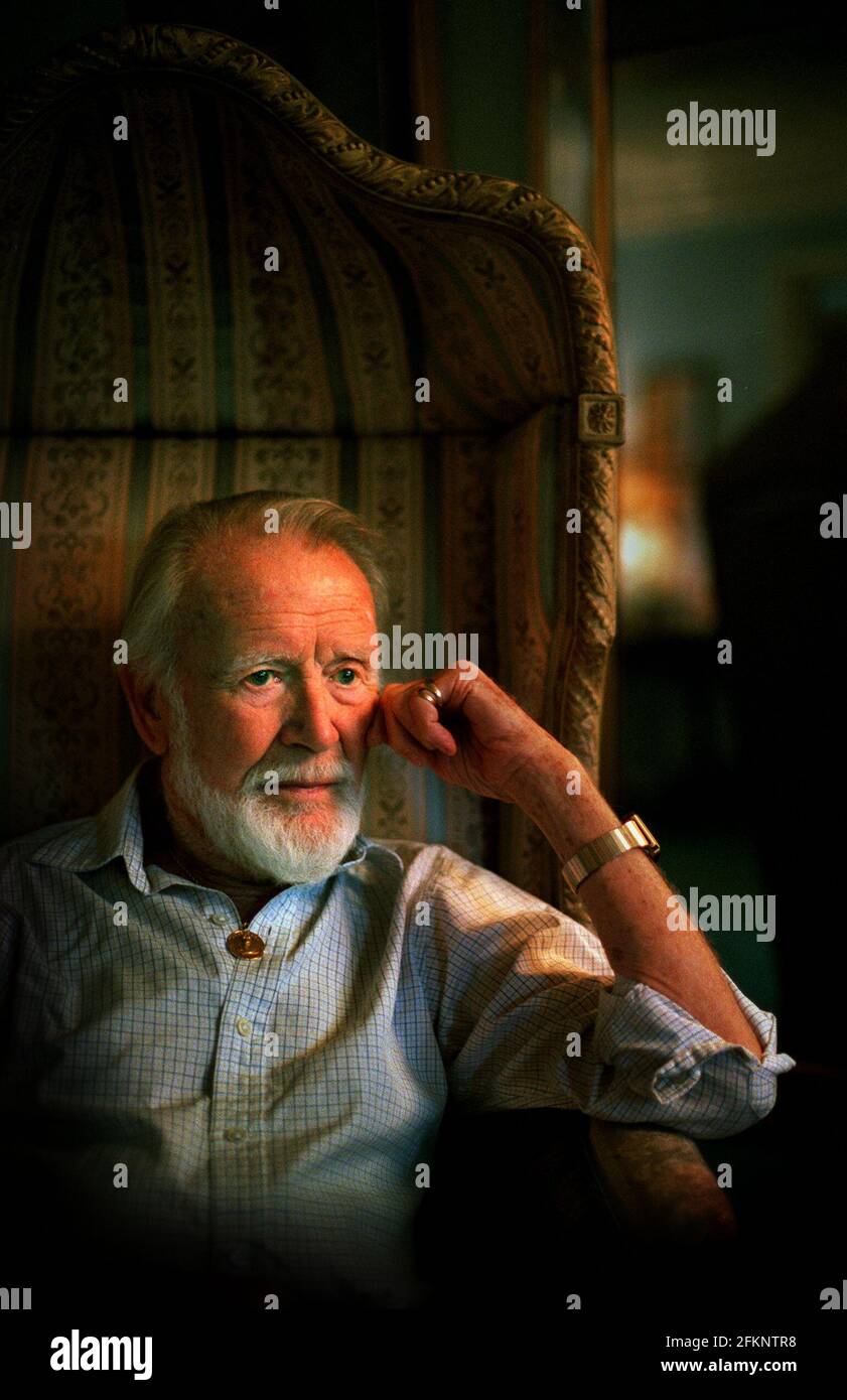 ATTORE BRITANNICO SIR JOHN MILLS ALLA SUA CASA IN BUCKINGHAMSHIRE. Foto Stock