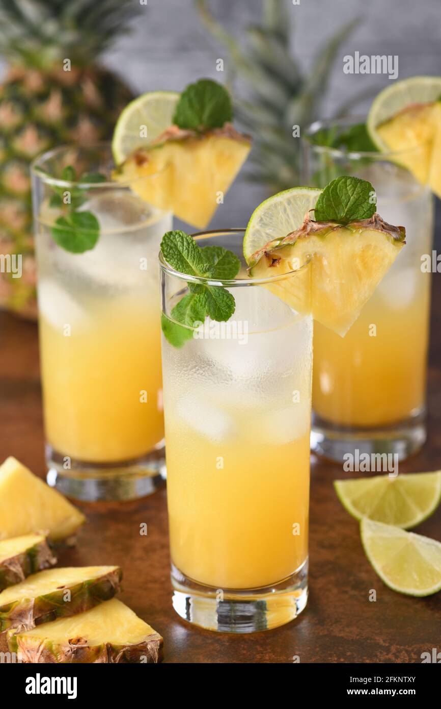 Mojito di ananas, il cocktail estivo perfetto con sapori tropicali e rum. Foto Stock