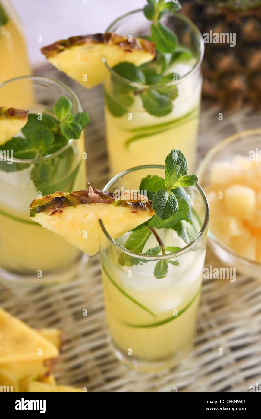 Lime e menta fresche unite a succo di ananas fresco e tequila. I cocktail all'ananas hanno sempre un gusto e un aroma brillanti! Foto Stock
