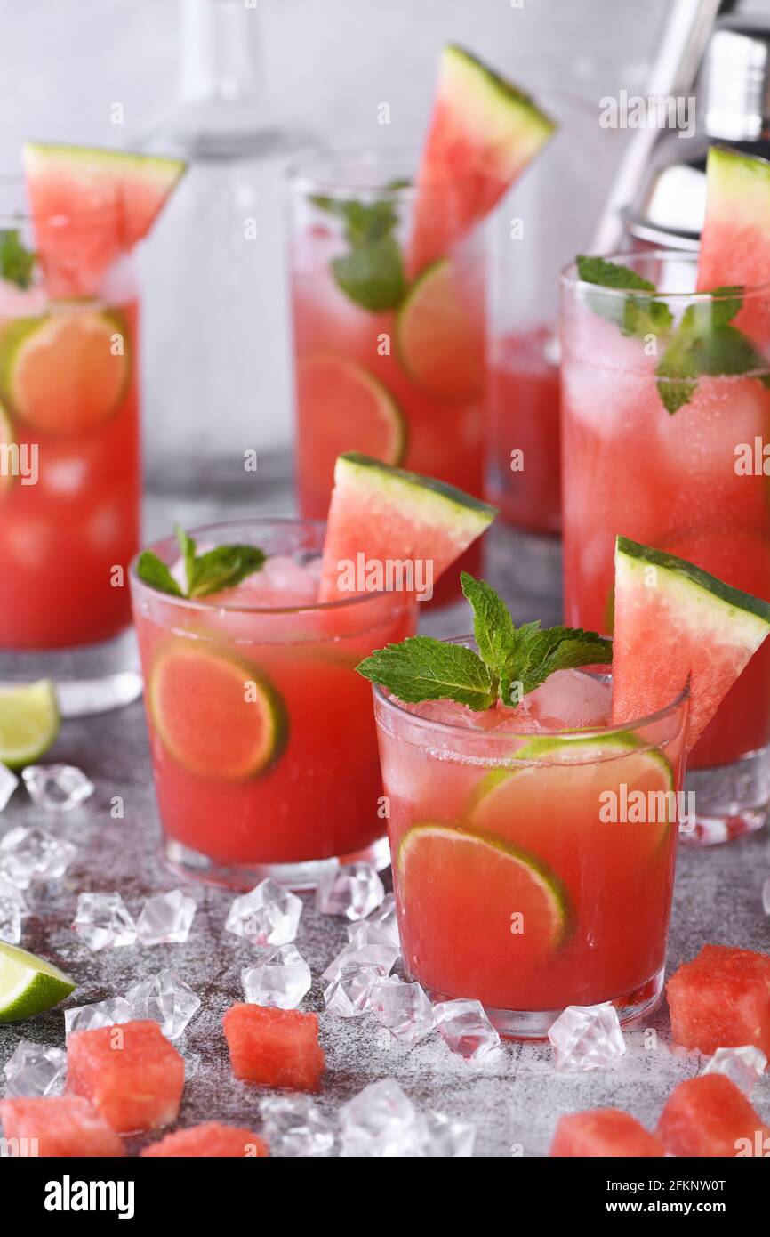 Vodka "cocktail di anguria" - realizzata con cocomero fresco freddo, zucchero di cocco, succo di lime fresco e vodka. Goditi questa parte estiva leggera e rinfrescante Foto Stock