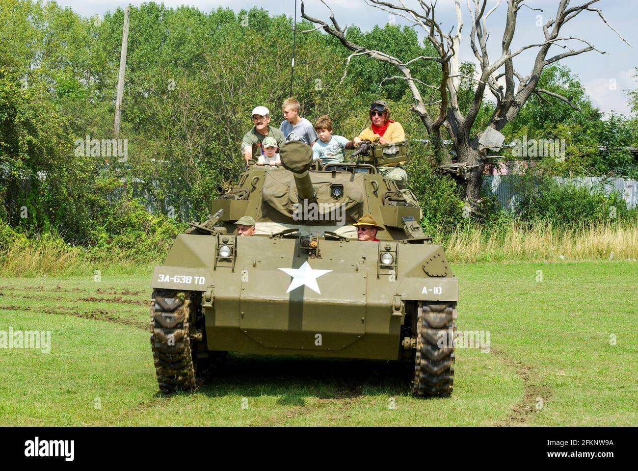 Carro armato M18 Hellcat della seconda guerra mondiale, 76 mm Gun Motor Carriage M18, in fase di dimostrazione in un evento di rievocazione militare a Damyns Hall, Essex, Regno Unito Foto Stock