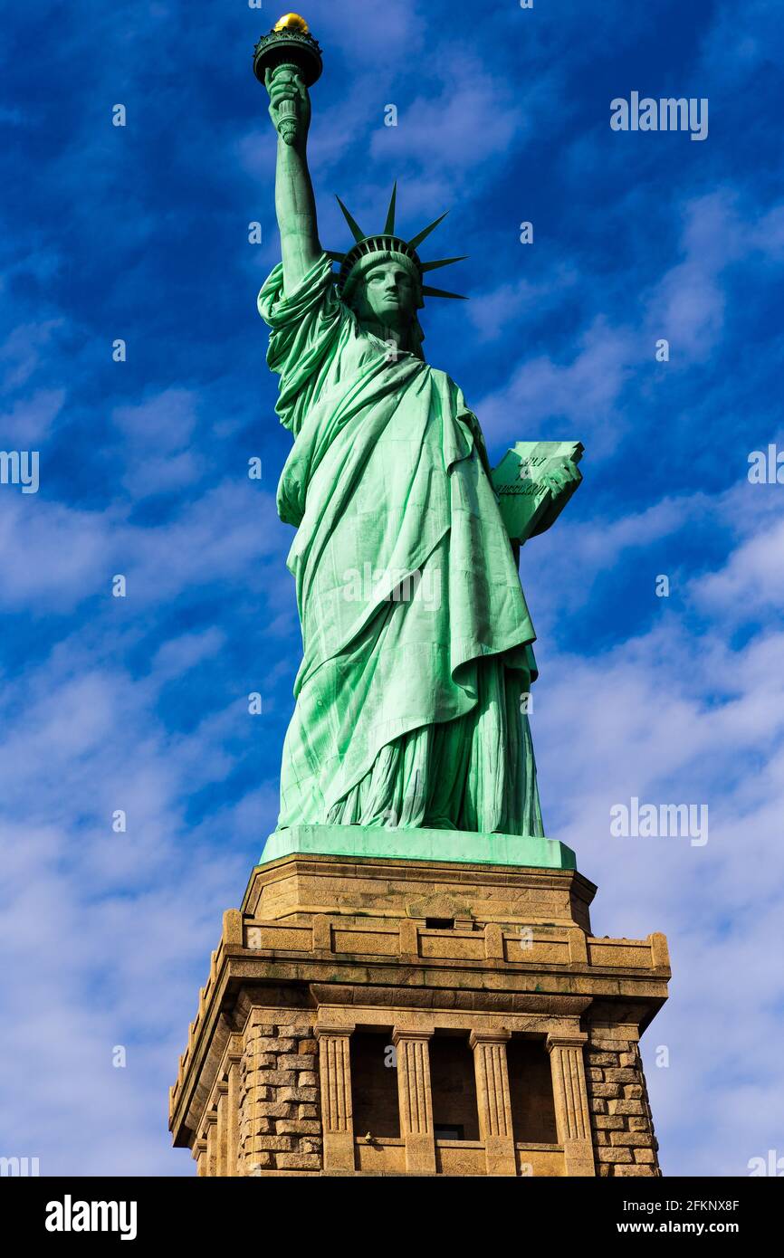 Statua della libertà, punto di riferimento storico nel porto di New York, New York. Foto Stock