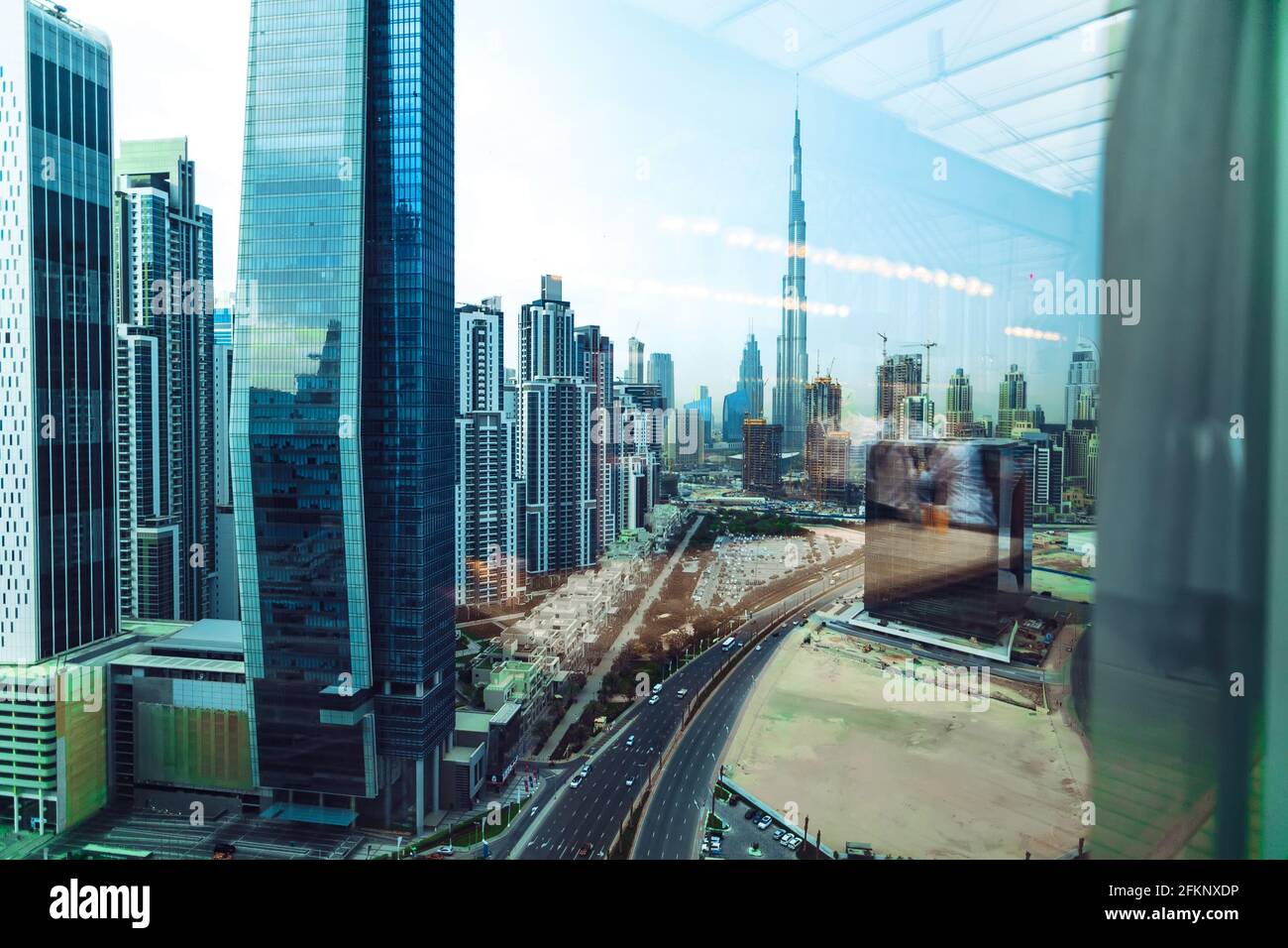 Vista dalla finestra sulla strada principale ad alta velocità di Dubai. Foto Stock