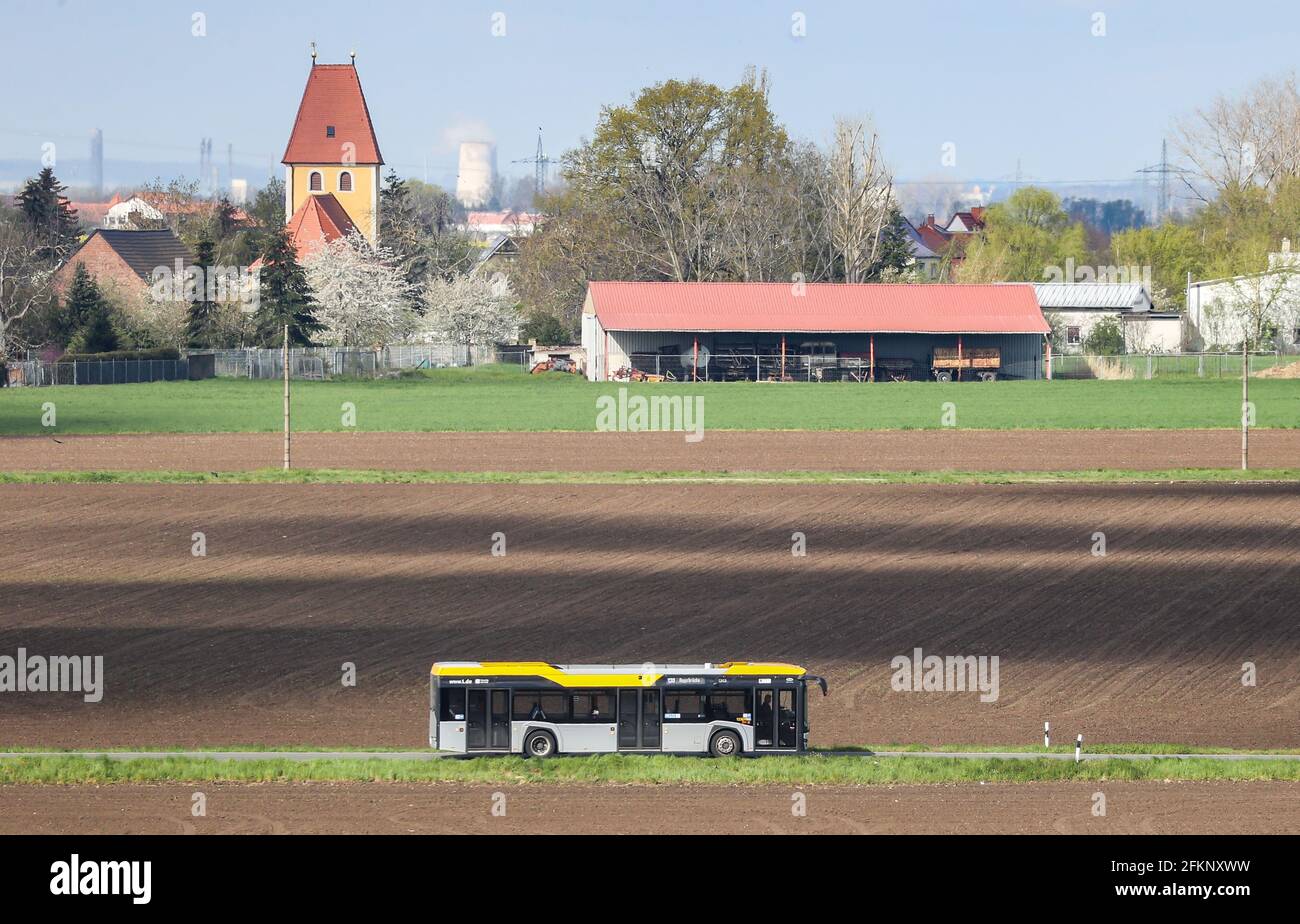 Lipsia, Germania. 03 maggio 2021. Un autobus della linea 130 percorre una strada di campagna fuori città. Secondo le sue informazioni, Leipziger Verkehrsbetriebe (LVB) gestisce 47 linee di autobus e 13 linee di tram a Lipsia e nella zona circostante. Essi sono inoltre integrati nel Mitteldeutscher Verkehrsverbund (MDV). Credit: Jan Woitas/dpa-Zentralbild/ZB/dpa/Alamy Live News Foto Stock