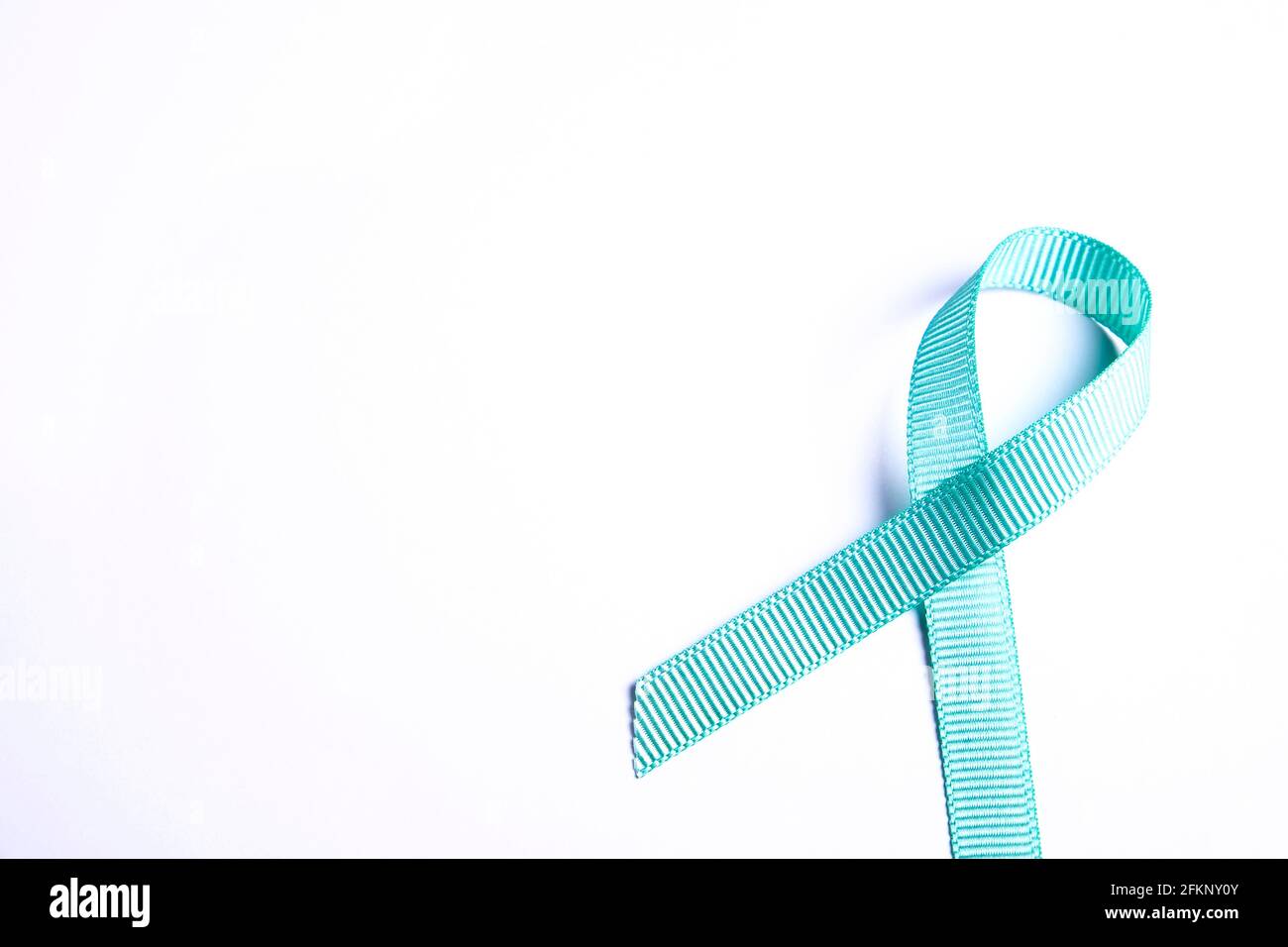 Nastro di consapevolezza blu - simbolo per combattere il cancro della prostata, sostenere i sopravvissuti e la consapevolezza dell'abuso di bambini. Isolato su sfondo bianco, spazio di copia Foto Stock
