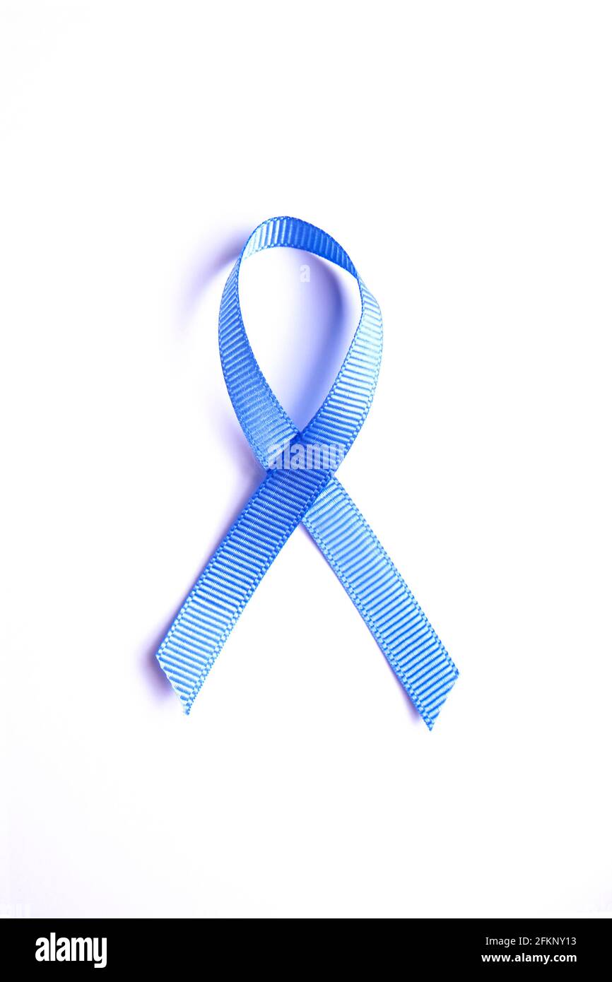 Nastro di consapevolezza blu - simbolo per combattere il cancro della prostata, sostenere i sopravvissuti e la consapevolezza dell'abuso di bambini. Isolato su sfondo bianco, spazio di copia Foto Stock