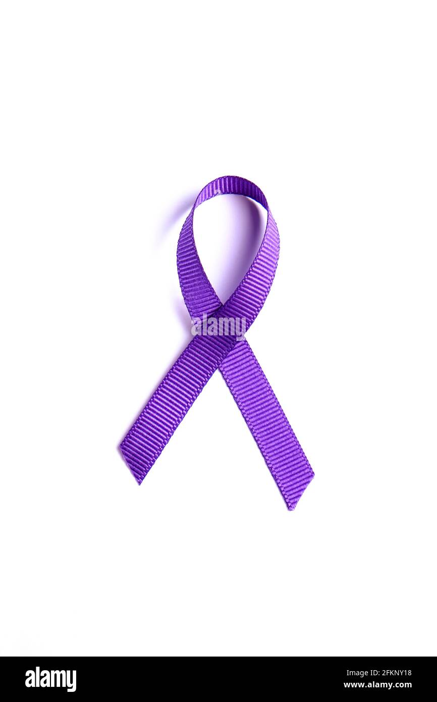 Il nastro di consapevolezza viola rappresenta il cancro pancreatico, il morbo di alzheimer, il lupus, l'abuso di animali, L'ADD e la tolleranza religiosa. Isolato su sfondo bianco Foto Stock