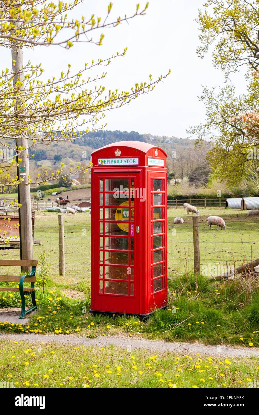 Il chiosco della scatola telefonica ora era utilizzato per alloggiare un defibrillatore Il villaggio rurale inglese di Brown Knowl nel Cheshire campagna Foto Stock