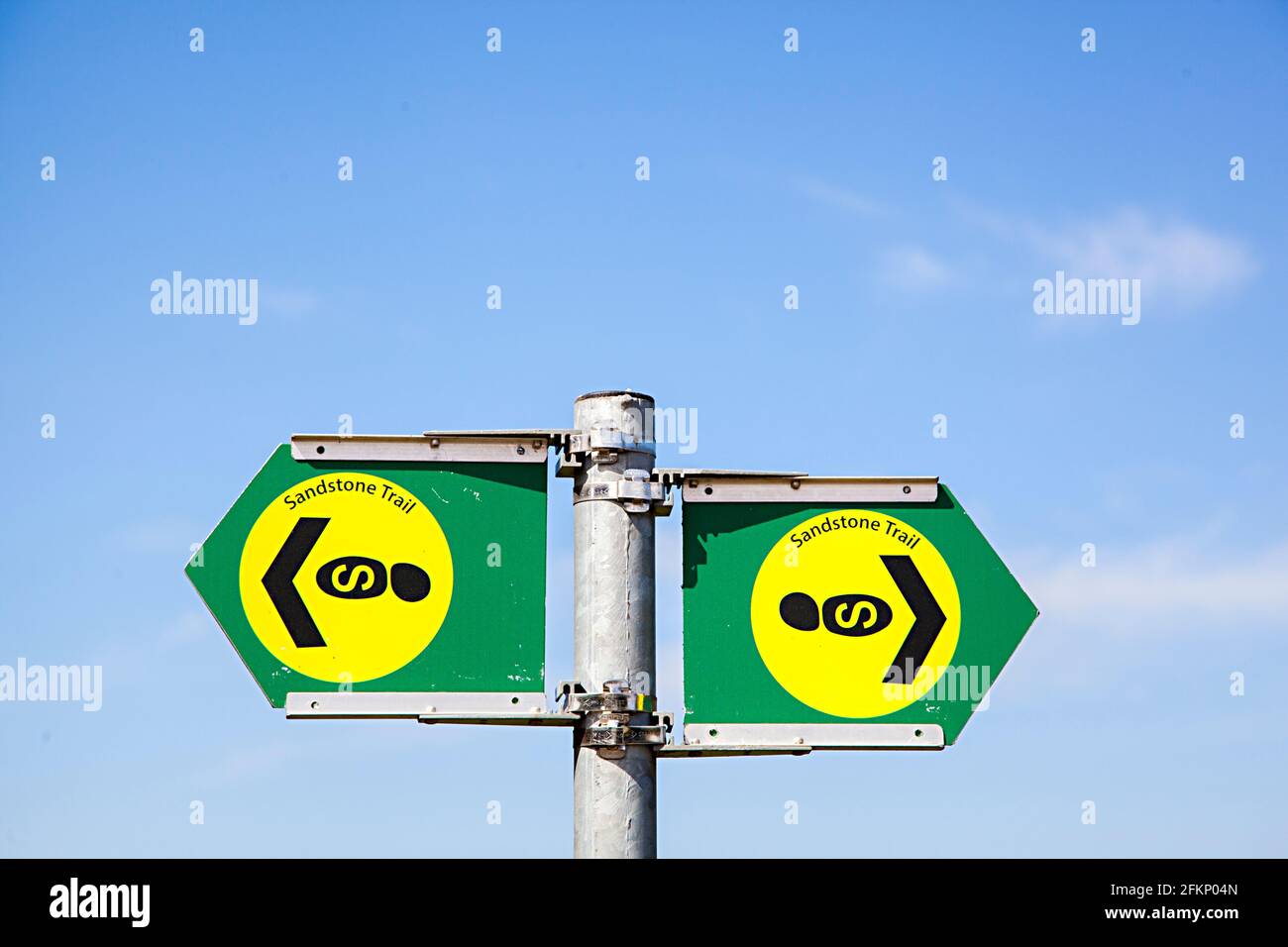 Segnavia posto sul sentiero in pietra arenaria lunga distanza Anche se la campagna di Cheshire Foto Stock