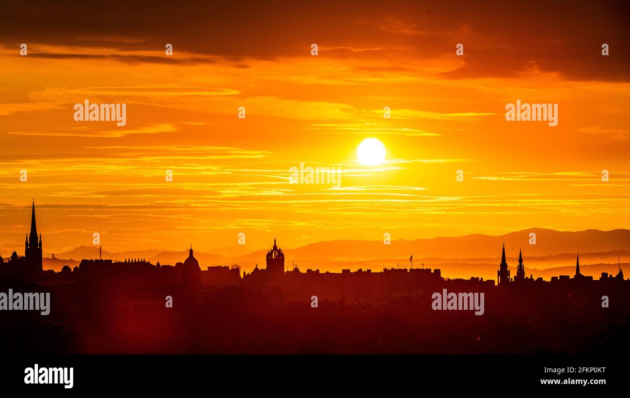 Skyline silhouette sopra meraviglioso centro città di edimburgo maestosità e magico. Foto Stock