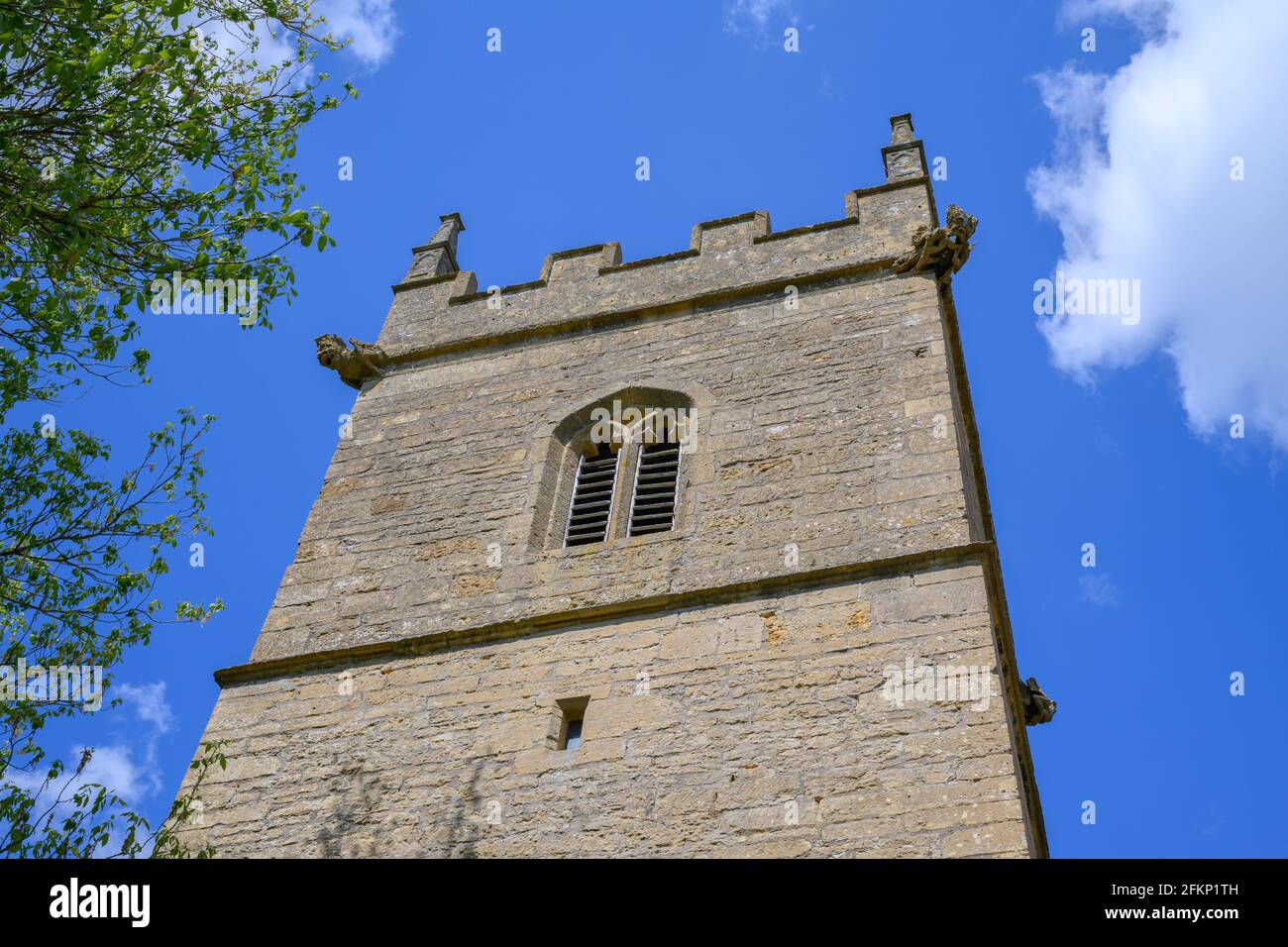 Vecchia chiesa torre con cielo blu Foto Stock