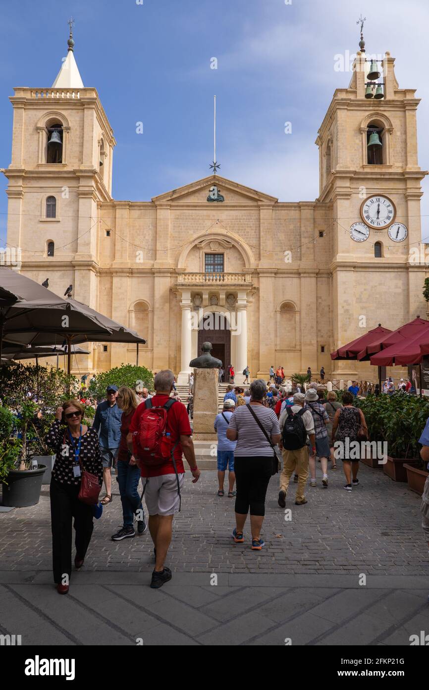 Persone presso la co-Cattedrale di San Giovanni in Valletta, Malta, Chiesa della Cattedrale, simbolo della città in stile manierista. Foto Stock