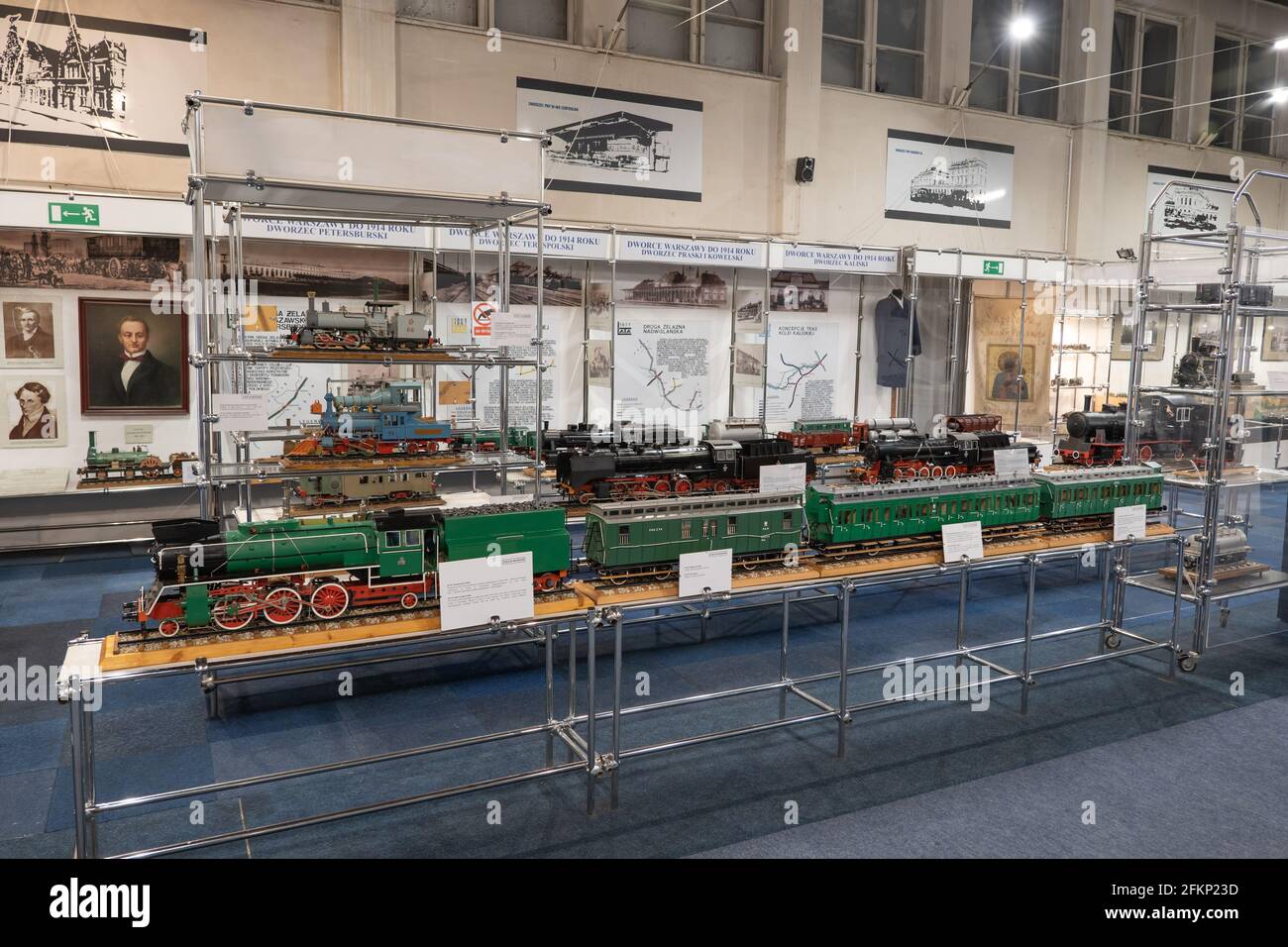 Mostra con locomotive e modelli di treni nel Museo della Stazione di Varsavia, Polonia Foto Stock