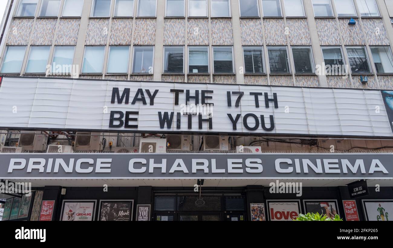 Il Prince Charles Cinema pubblicizzare la loro data di apertura dopo il blocco con un cartello che dice il 17 maggio essere con voi. Londra Foto Stock