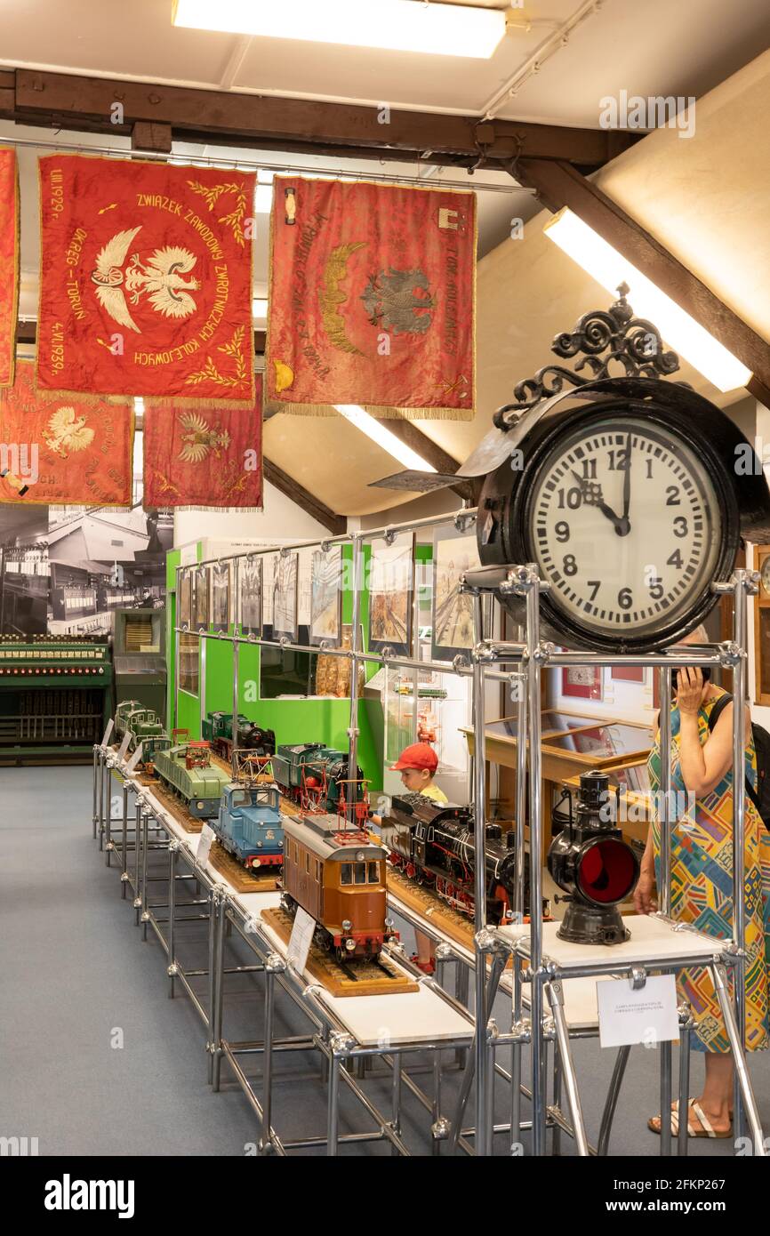 Mostra con modelli locomotivi e vecchio orologio ferroviario d'epoca nel Museo della Stazione di Varsavia, Polonia Foto Stock