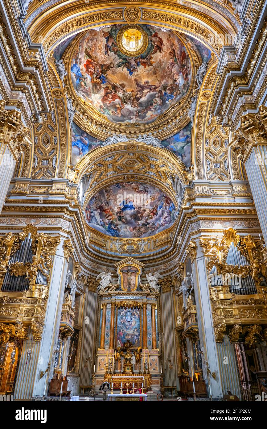 Santa Maria in Vallicella (Chiesa Nuova) interno barocco della chiesa di Roma, Italia, altare maggiore, abside, cupola e organi. Foto Stock