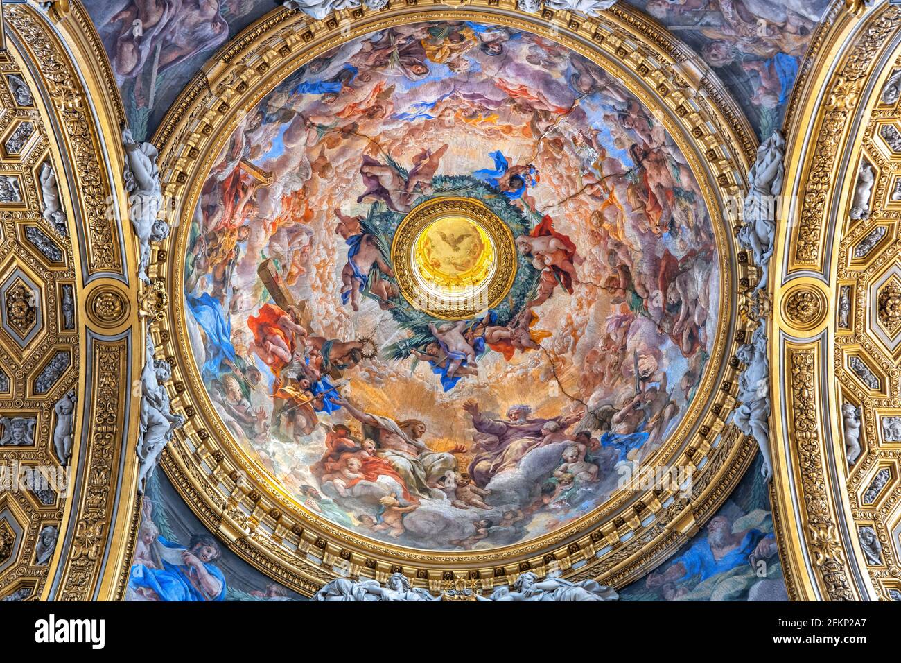 Italia, Roma, cupola del soffitto con affresco del Trionfo della Trinità di Pietro da Cortona (XVII secolo) a Santa Maria in Vallicella (Chiesa Nuova) Baroq Foto Stock