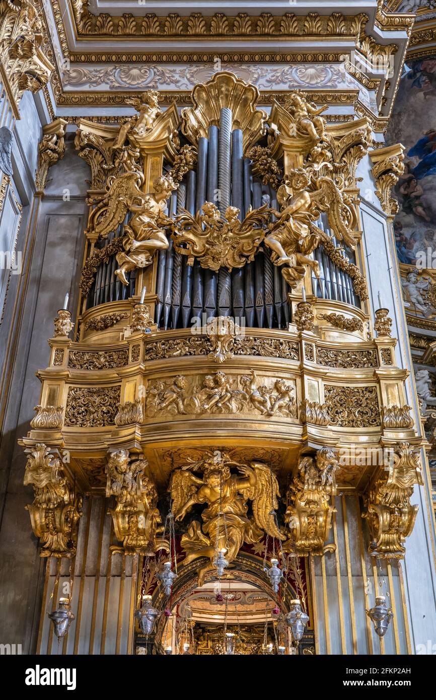 Organo a pipa barocco dorato nella chiesa di Santa Maria in Vallicella (Chiesa Nuova) a Roma Foto Stock
