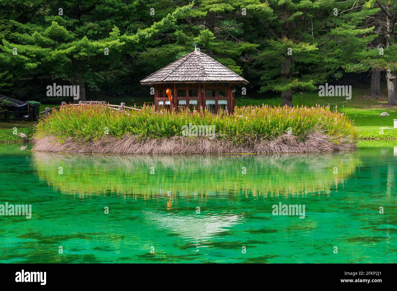Piccola casa in legno che si riflette nel Lago di dover, Gressoney-Saint-Jean, Valle d'Aosta, Italia - Europa. Foto Stock