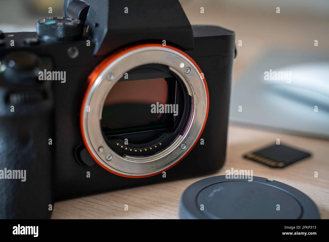 una telecamera di sistema sul tavolo con una scheda sd inserita a ritroso Foto Stock