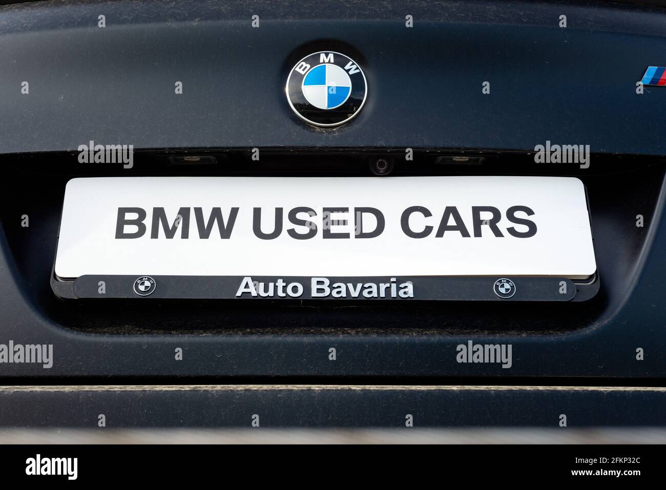 Il logo BMW e la targa BMW Uused Cars sulla M Modello della concessionaria auto Bavaria Foto Stock