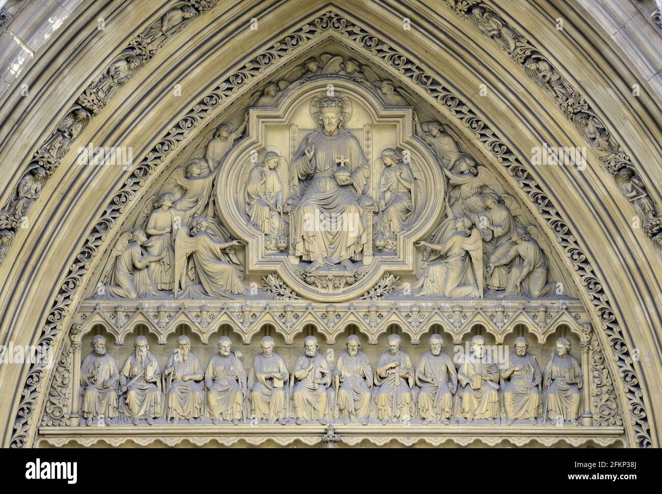Londra, Inghilterra, Regno Unito. Abbazia di Westminster - timpano sopra la porta Nord raffigurante Cristo in Maestà, circondato da angeli con i 12 apostoli seduti b Foto Stock