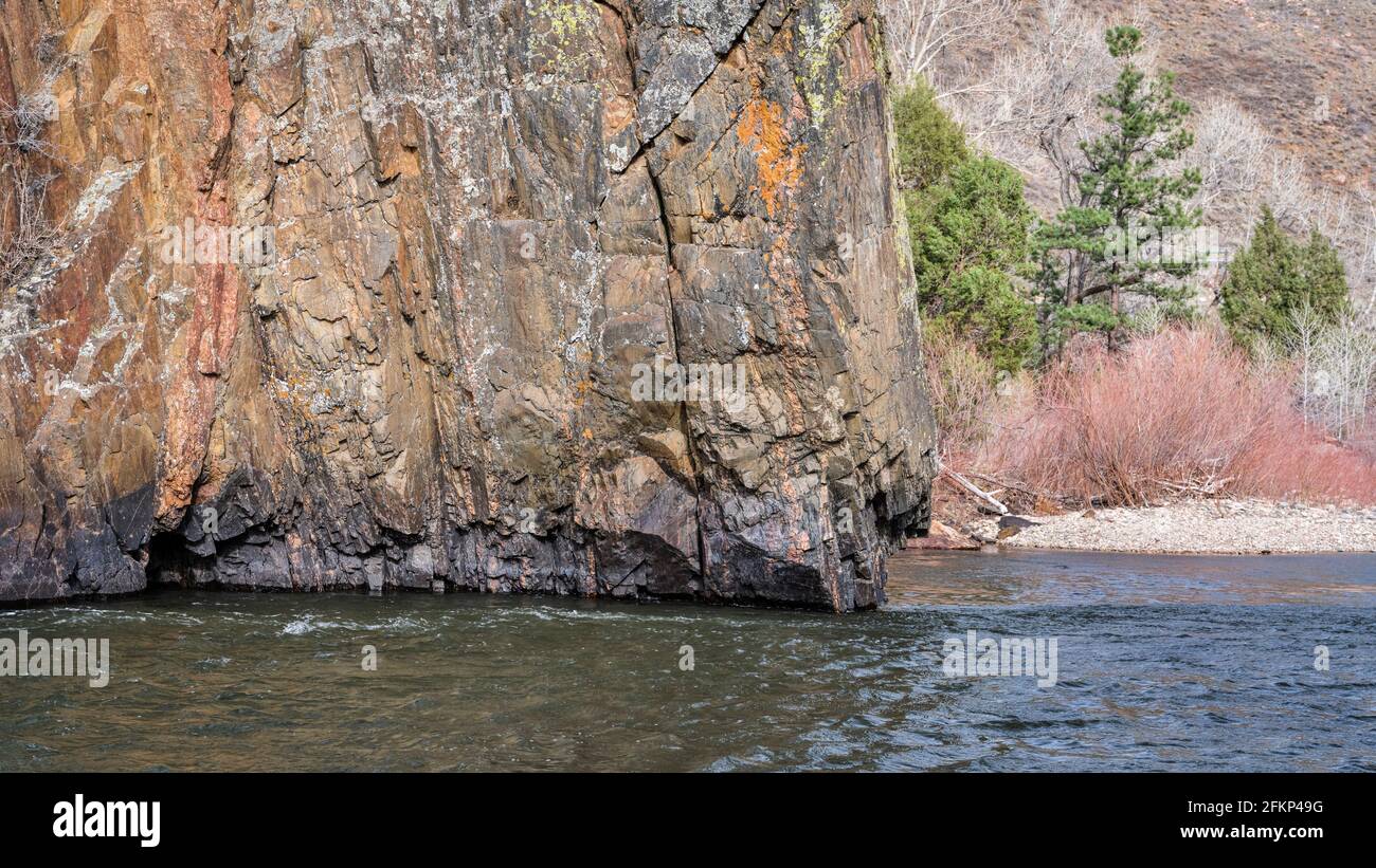 Poudre River nel canyon sopra Fort Collins, Colorado, in uno scenario primaverile Foto Stock