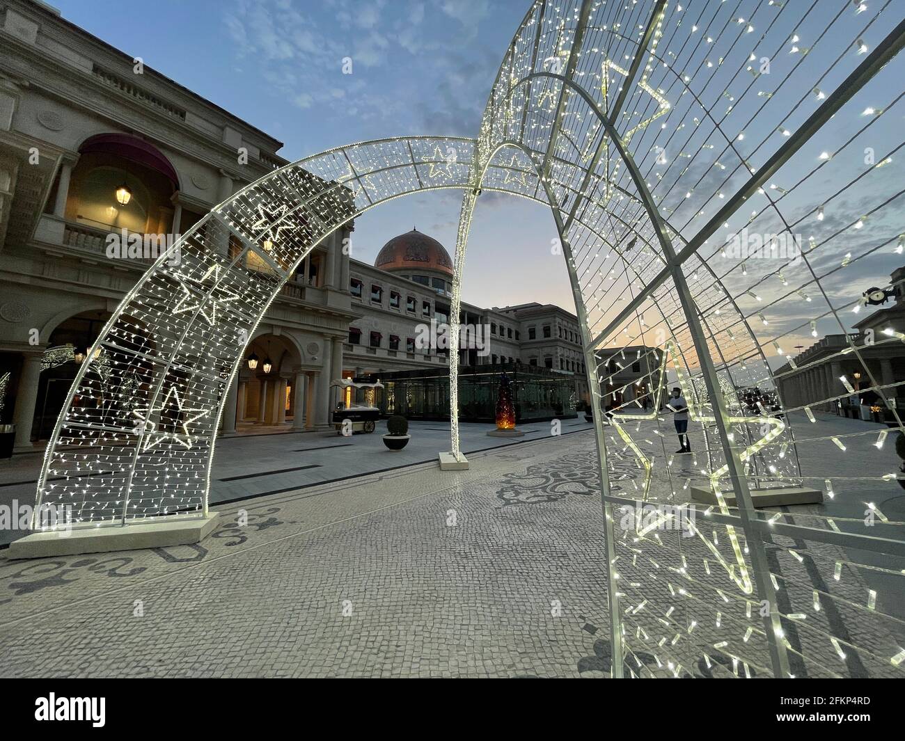 Vista della Galleria Lafayette presso il villaggio culturale di Katara a Ramadan 2021. Foto Stock