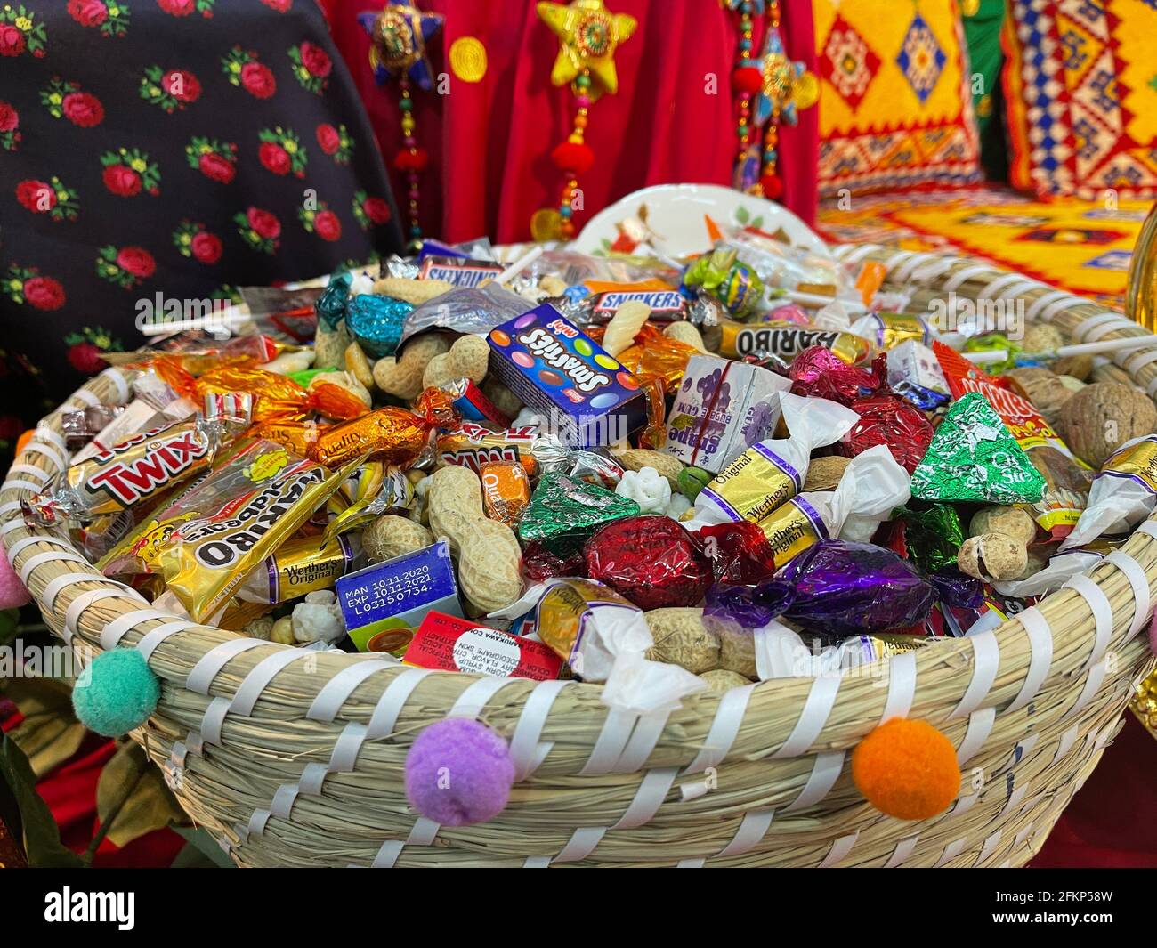 Uomo´s mano che indossa Rolex Submariner orologio. Foto Stock