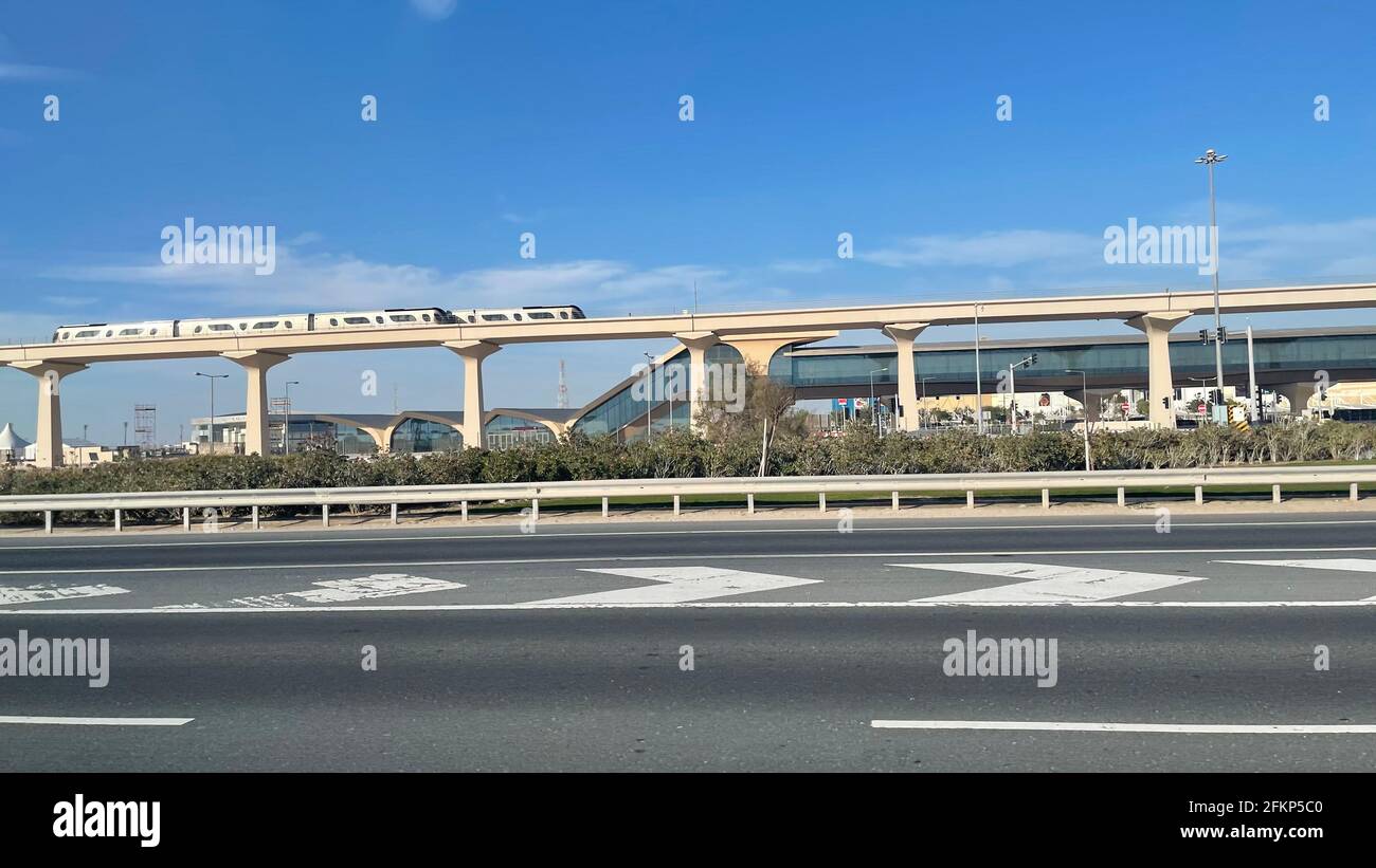 Vista del treno metropolitano presso il centro commerciale Dukhan Road Qatar Mall. Foto Stock