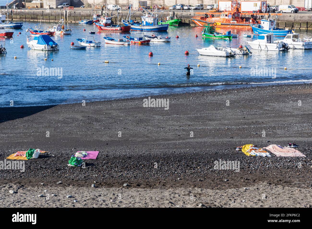 Asciugamani sulla spiaggia distanziati in modo socialmente distanziato, Playa San Juan, Tenerife, Isole Canarie, Spagna Foto Stock
