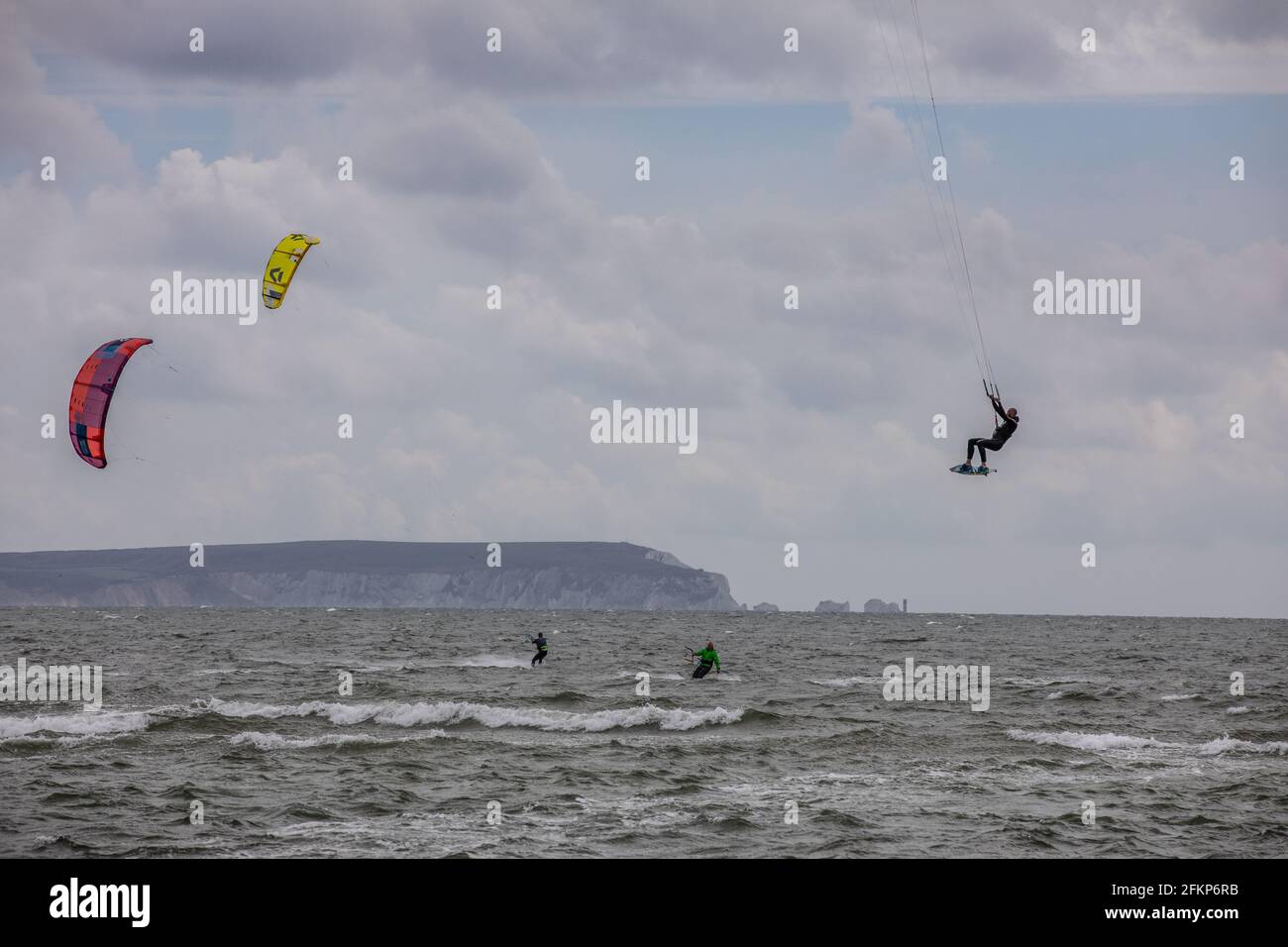 I kite Surfers si godono il vento forte e gusty che riesce a raggiungere i 20 piedi in aria mentre fuori sul solente inglese davanti all'Isle Wight sulla festa della Banca ad Avon Beach, Mudeford, Dorset, Inghilterra, Regno Unito 03.03.5 Maggio 2021, Dorset, Inghilterra, Credit: Jeff Gilbert/Alamy Live News Foto Stock