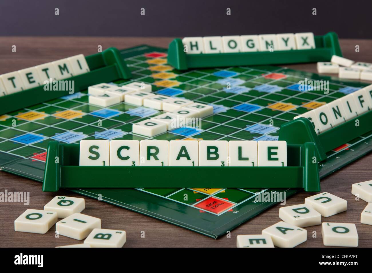 Kuala Lumpur, Malesia - 25 Ottobre 2020 Scrabble Board Game. Word Scrabble da piastrelle di lettera in porta tegole su tabellone. Foto Stock