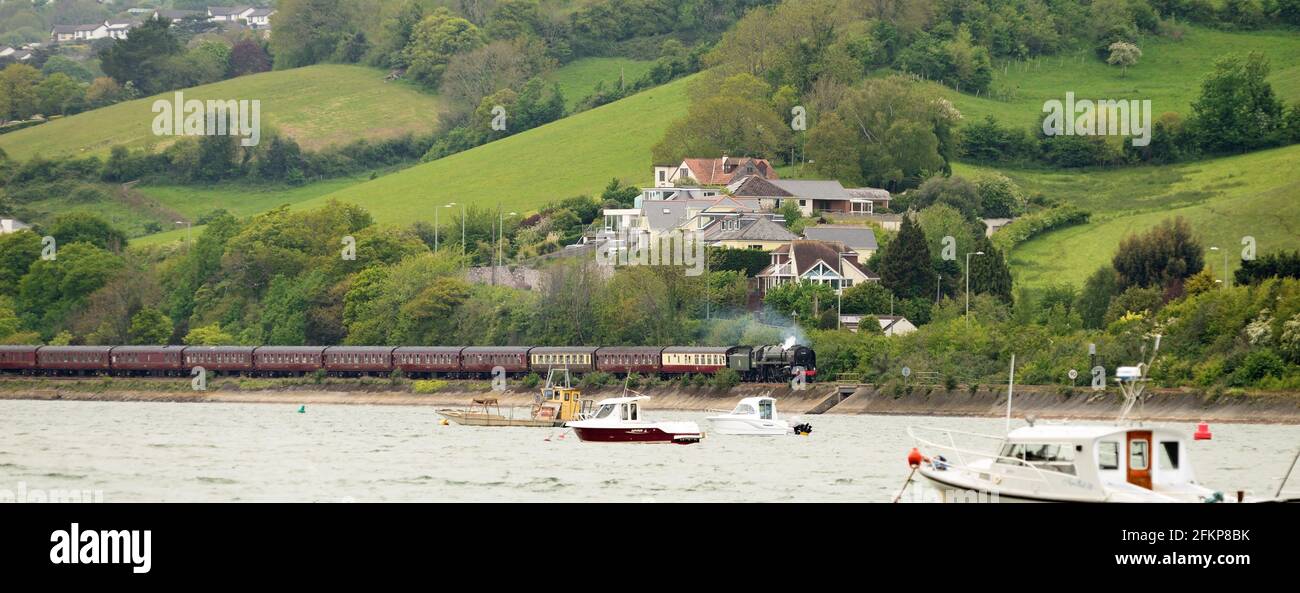 BR Standard Class Pacific No 70000 Britannia accanto all'estuario del Teign sull'avvicinamento a Teignmouth con la gamba di ritorno del Dartmouth Express. Foto Stock